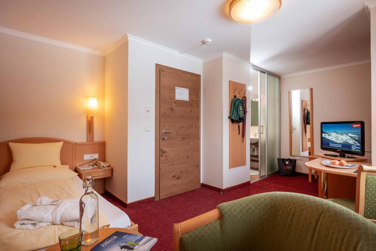 Hotel Waldfriede - Der Logenplatz Im Zillertal Fuegen Exterior photo