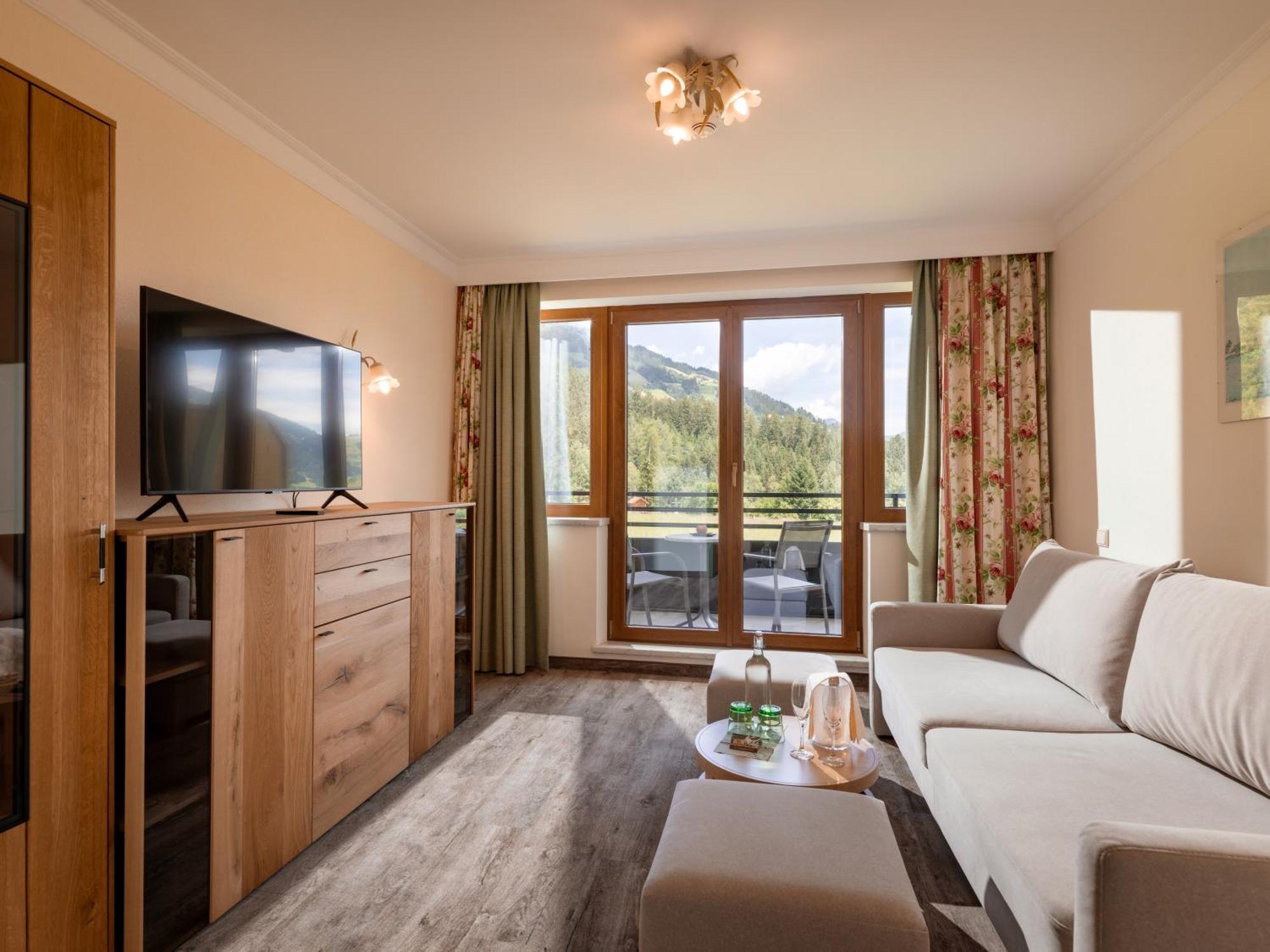 Hotel Waldfriede - Der Logenplatz Im Zillertal Fuegen Exterior photo