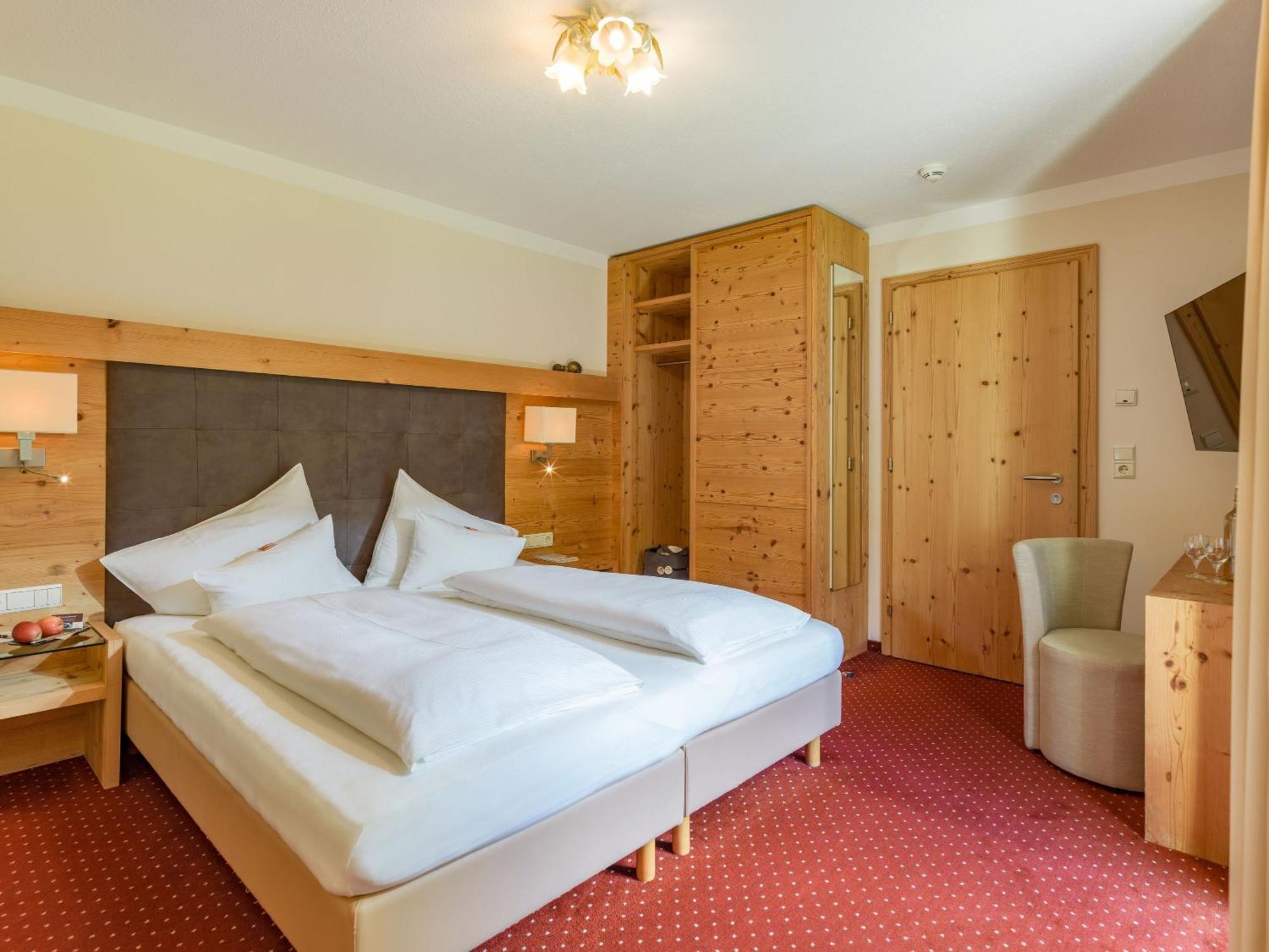 Hotel Waldfriede - Der Logenplatz Im Zillertal Fuegen Exterior photo