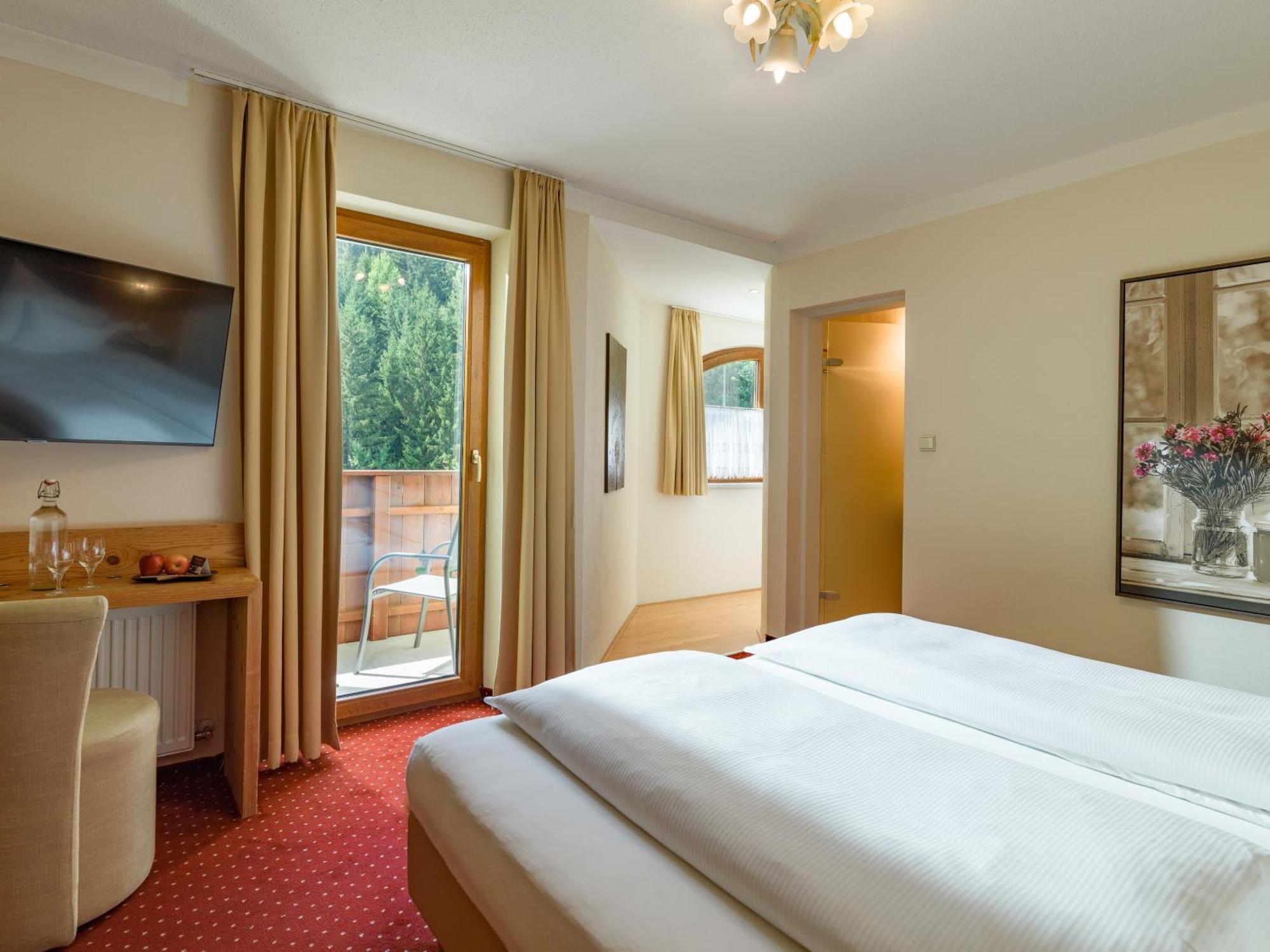 Hotel Waldfriede - Der Logenplatz Im Zillertal Fuegen Exterior photo